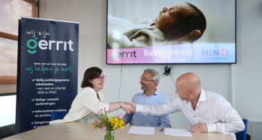 Ondertekening contract Hinq met penvoerder GERRIT namens Babyconnect Noord-Nederland. Met Nienke Lemstra, Wim Hodes en Hans Niendieker